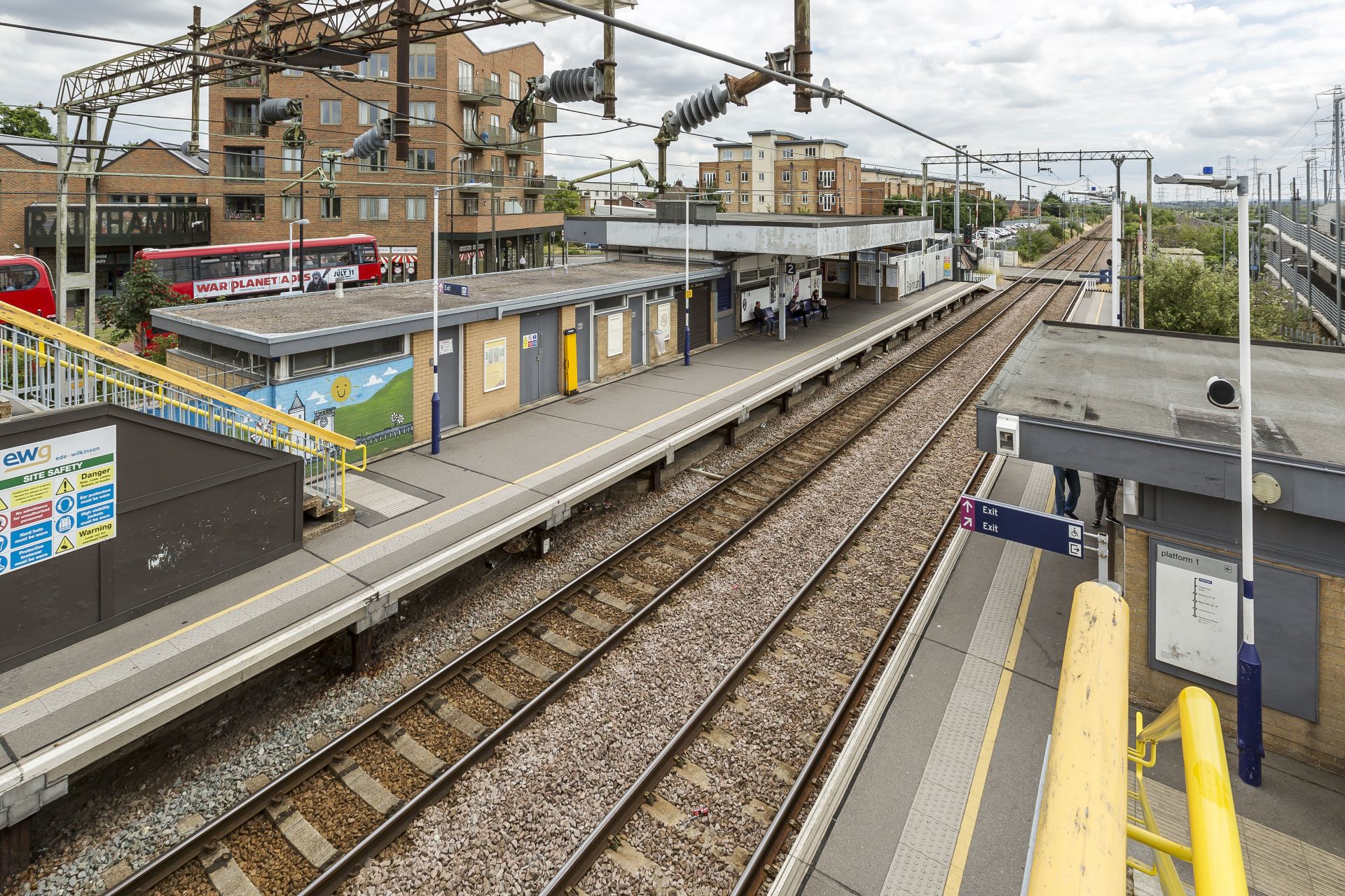  66cf408a68493 66cf408a684951050 London Rainham Rainham (station) Station.jpg